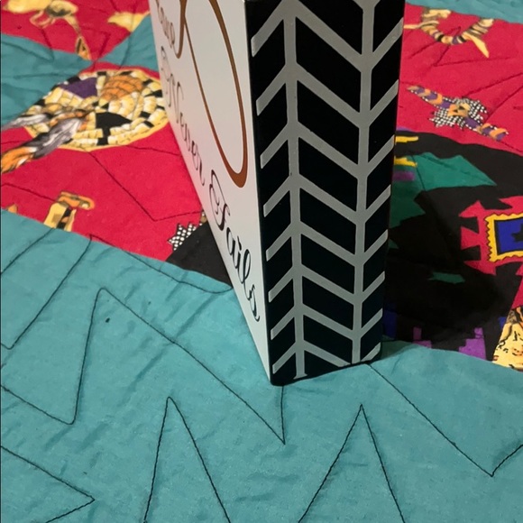 Decor - Picture 3 of 3